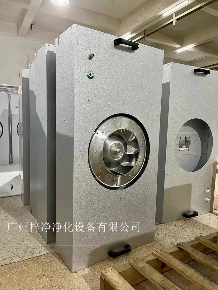 直流FFU適用于半導體、電子、平板顯示器和磁盤驅動器的廠家及光學、生物工業及其它對空氣中污染有嚴格控制要求的地方。