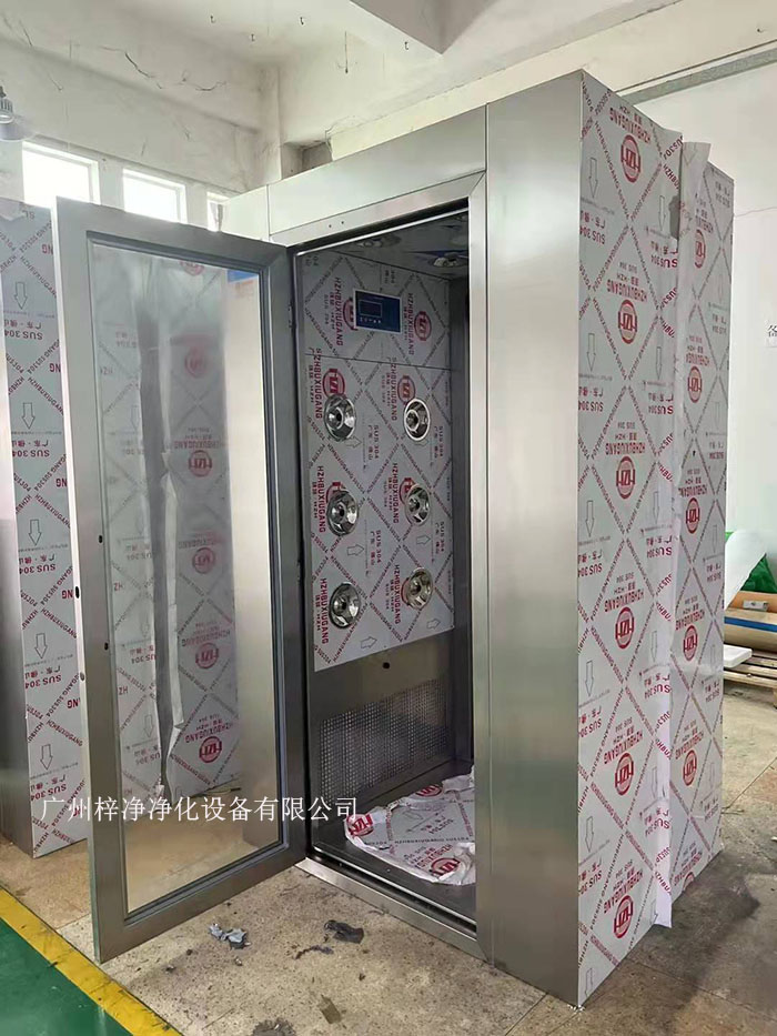 風(fēng)淋室的主要功能是通過高速氣流將塵埃和污物吹離工作人員的衣物和身體，從而確保進入潔凈室的環(huán)境符合規(guī)定的潔凈度標(biāo)準(zhǔn)。