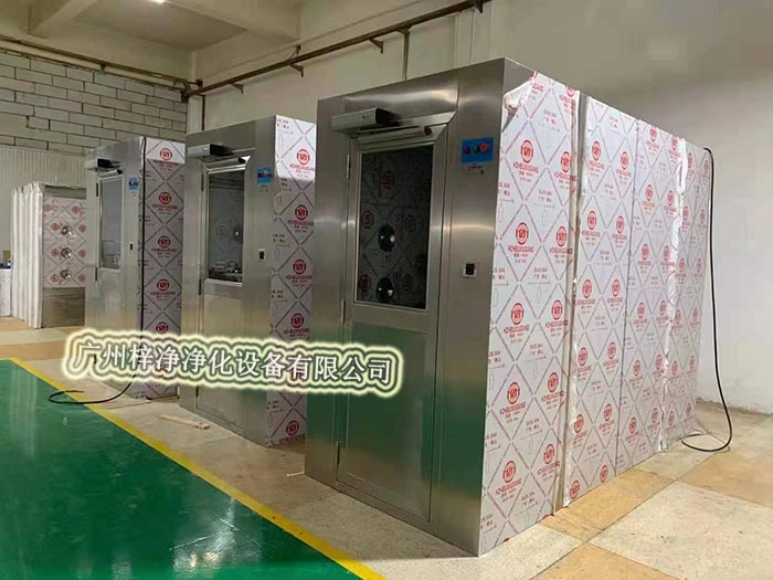 風淋室通過高速氣流將塵埃吹離工作人員的衣物和頭發，有效降低了進入潔凈室內的塵埃量，從而維護了潔凈室內的空氣質量。