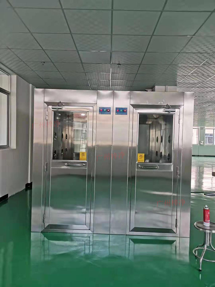 風淋室主要功能是通過快速氣流的作用，去除人員和物料表面攜帶的塵埃和微生物，以確保進入潔凈室的人員和物料不會污染車間環境。