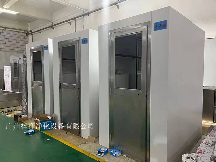 風淋室作為潔凈室的人身凈化裝置，對于維持潔凈室的潔凈度至關重要。