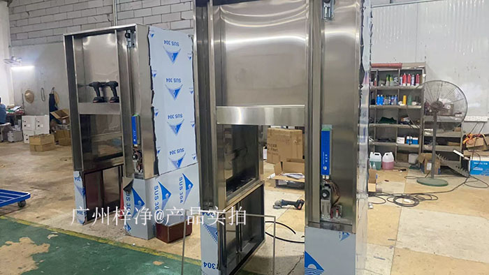 全自動感應(yīng)輸送帶傳遞窗的電氣問題處理需要從選型、安裝、運(yùn)行、維護(hù)、故障處理及安全注意事項等多方面進(jìn)行全面考慮。