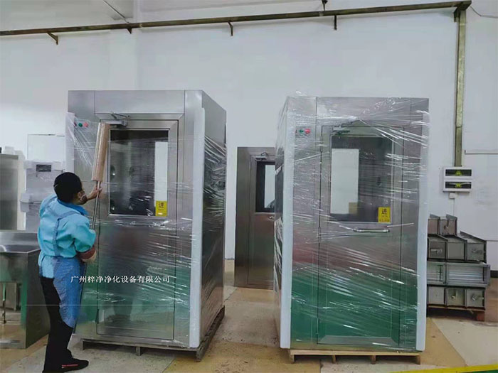 在風淋室外部包裝上，使用纏繞膜可以進一步提高包裝的密封性和抗沖擊性。