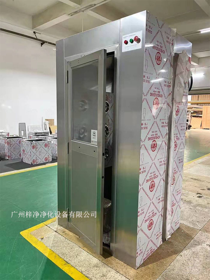 在潔凈車間的布局與設(shè)計過程中，風(fēng)淋室作為保障潔凈度的重要設(shè)備