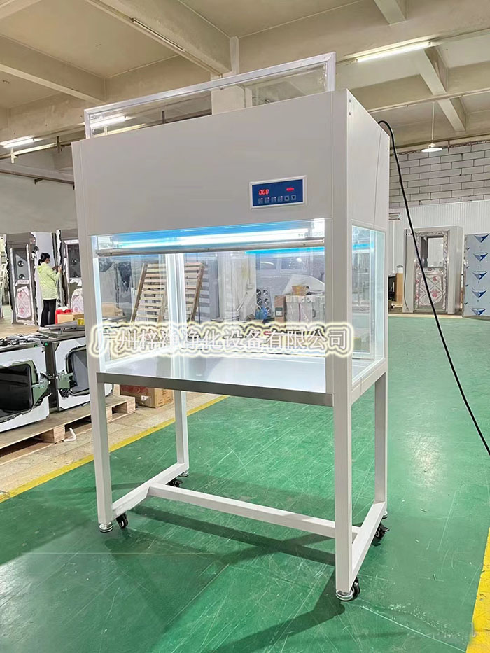 超凈工作臺的外圍進風口設有高效空氣過濾器（HEPA），HEPA高效過濾器能夠濾除空氣中99.97%以上的0.3微米以上的顆粒物